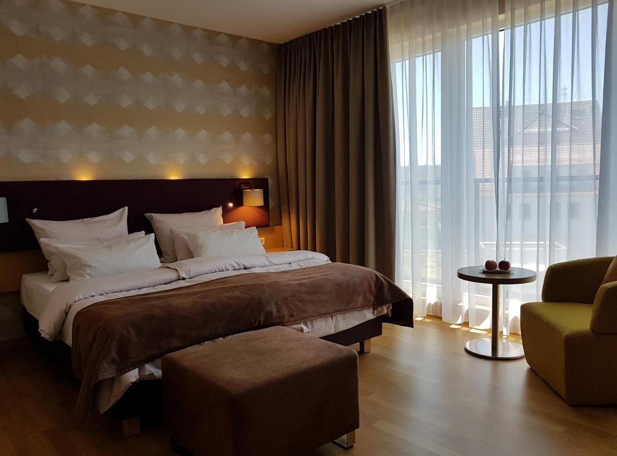 Restaurant & Hotel Einhorn Oppenweiler Екстер'єр фото